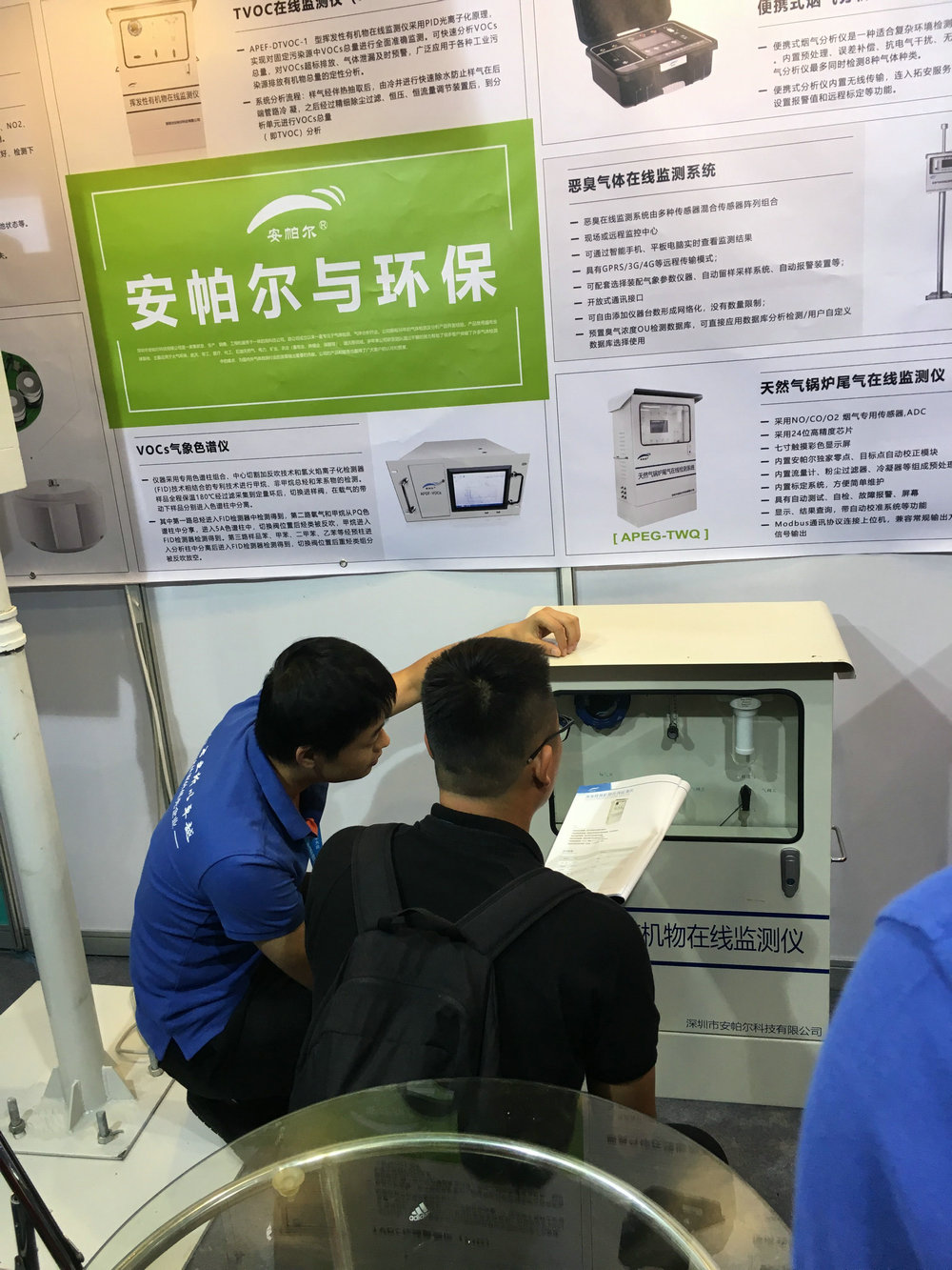 工程師為客戶做產(chǎn)品講解，客戶非常感興趣，觸摸安帕爾的產(chǎn)品